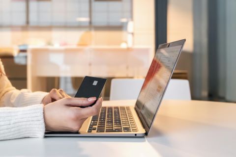 紙箱、筆記型電腦 信用卡、筆記型電腦