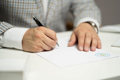 筆記本、眼鏡、筆、盆栽
